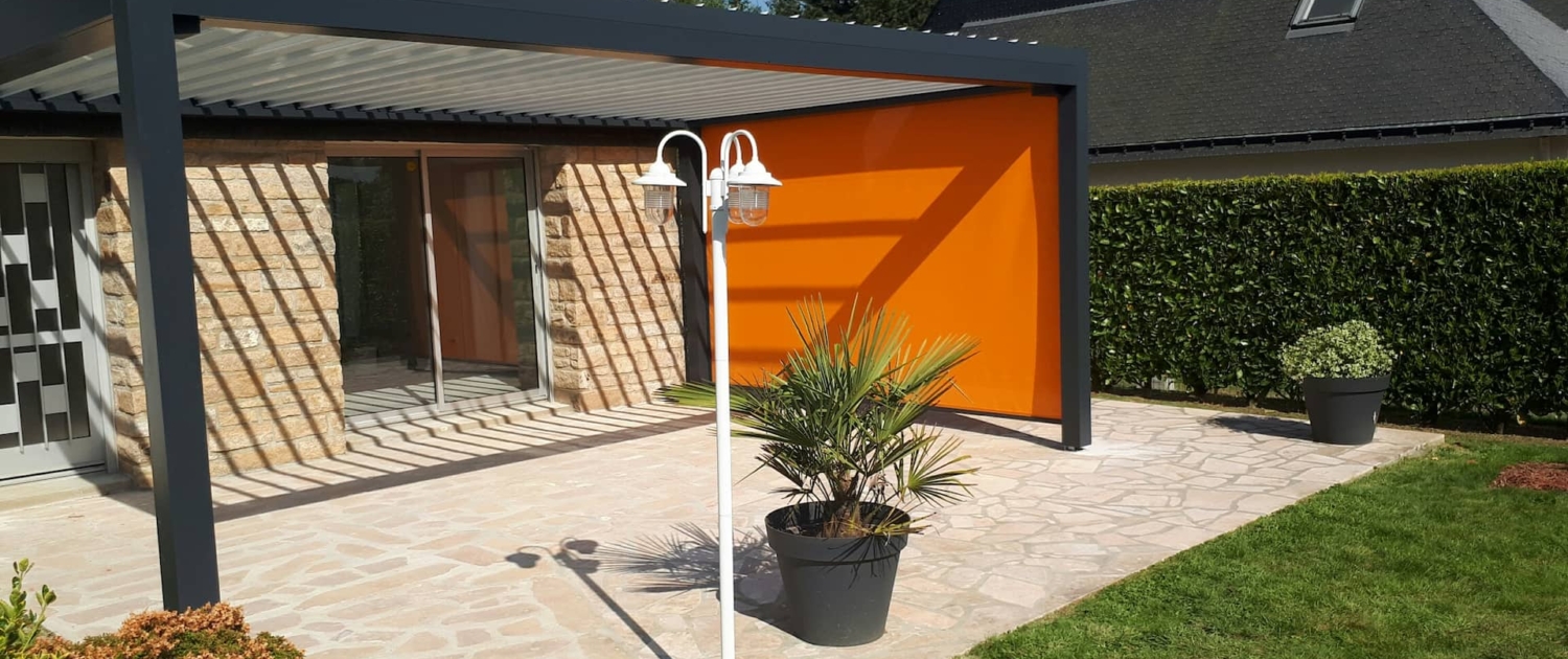 Pergola en aluminium avec coupe vent