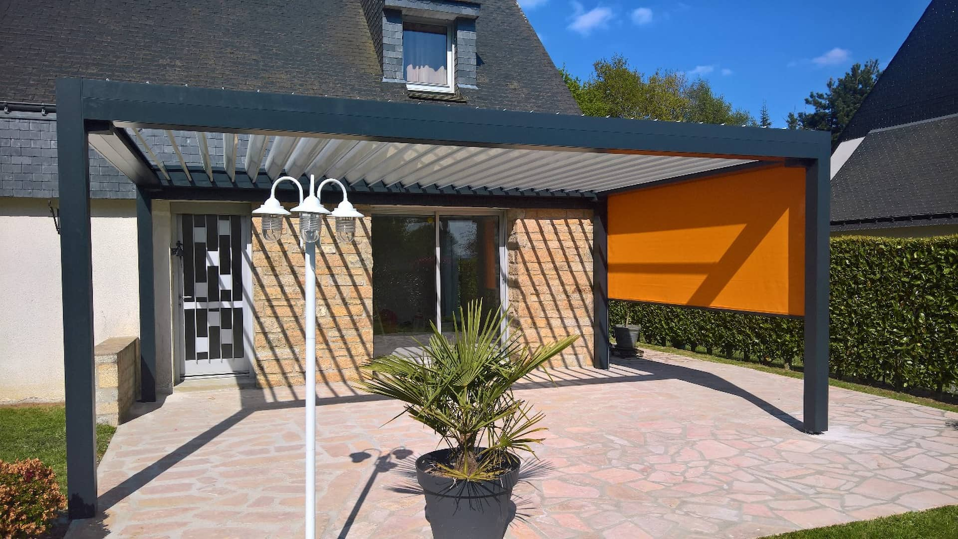 Pergola en aluminium avec coupe vent