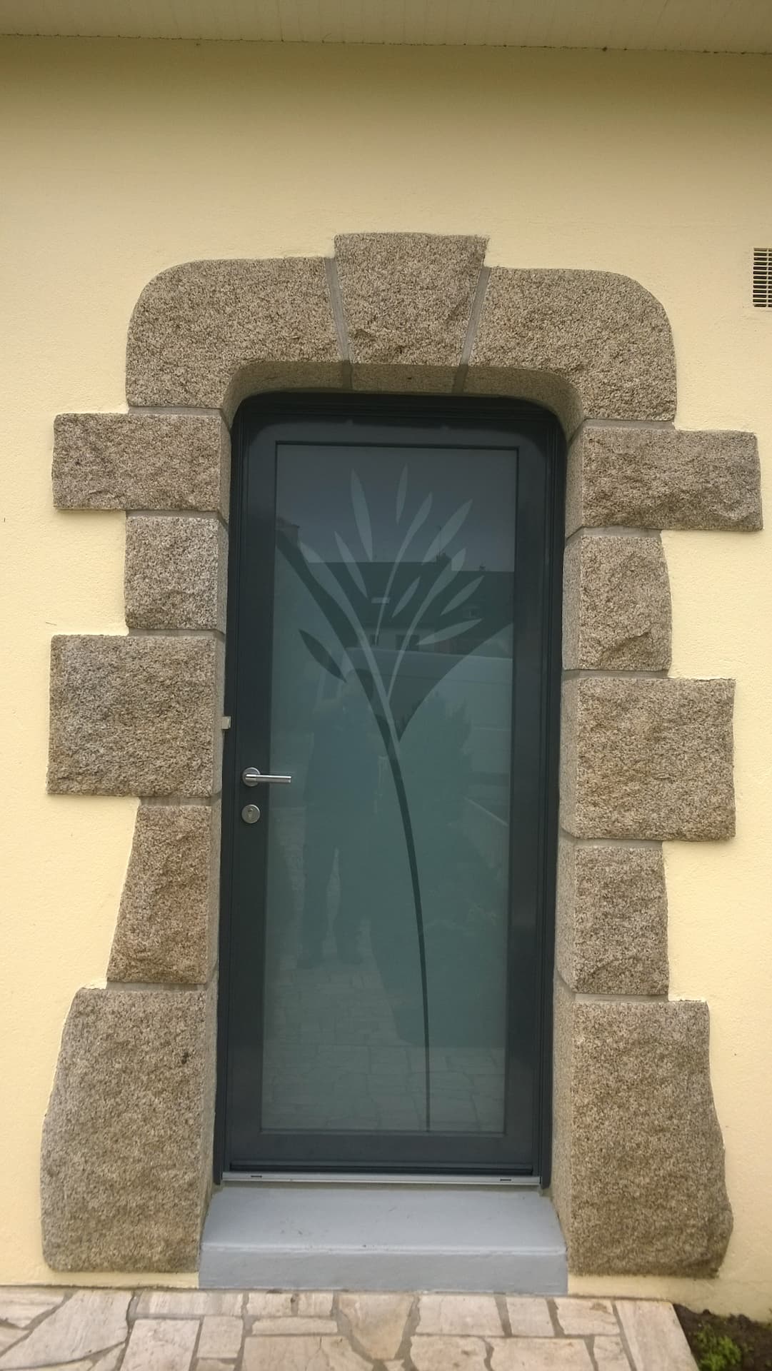 Porte vitré avec motifs végétal